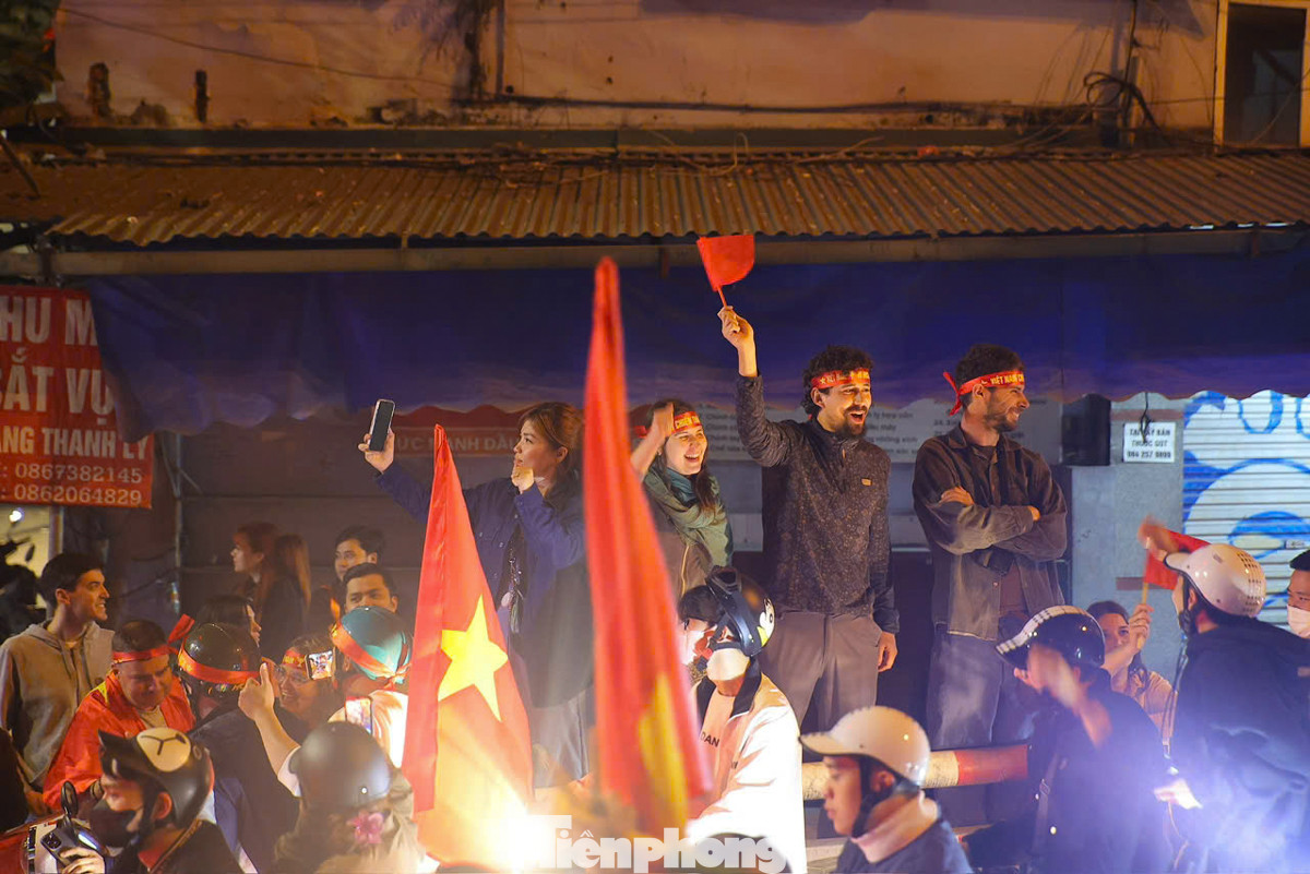 Khoảng 23h, tại các khu vực xung quanh phố đi bộ Hồ Gươm, nhiều du khách thích thú trước không khí lễ hội của người Việt Nam.