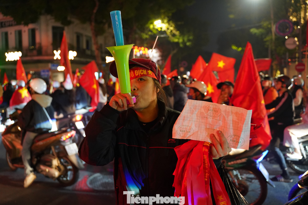 Trong đêm "đi bão" mừng chiến thắng của đội tuyển bóng đá Việt Nam trước tuyển Thái Lan ở chung kết ASEAN Cup 2024, rất đông người dân đã đổ ra đường đi bão ăn mừng, các tuyến phố nhuộm đỏ cờ Tổ quốc.