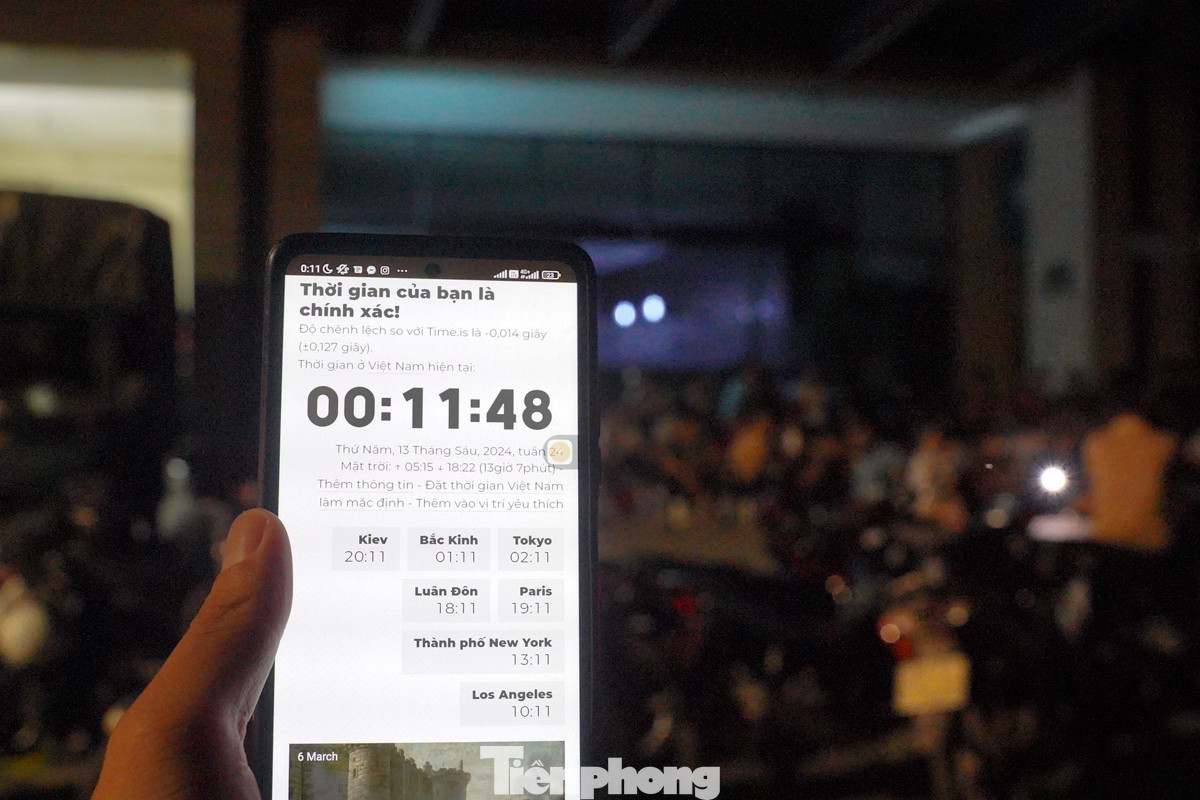 Ghi nhận Tiền Phong tại BIDV Vincom Center Bà Triệu (quận Hai Bà Trưng) lúc hơn 0h ngày 13/6, đã có hàng trăm người dân đến xếp hàng mua vàng.