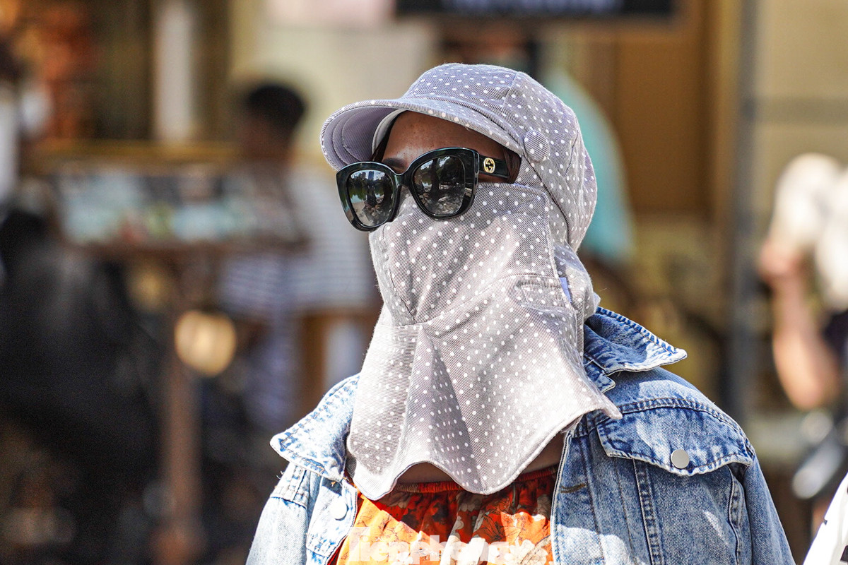 Người mang ô, người trùm kín mít...