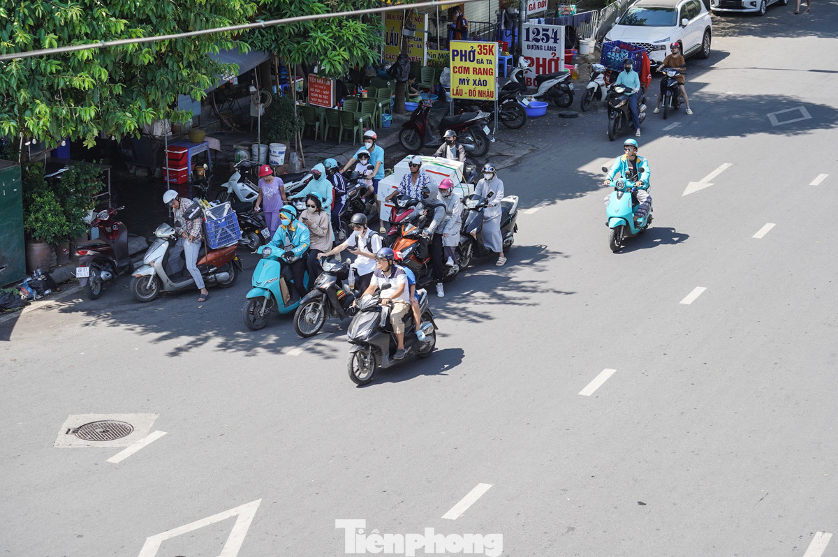 Lúc dừng đèn đỏ, nhiều phương tiện "núp" vào nơi có bóng mát để tránh nắng.