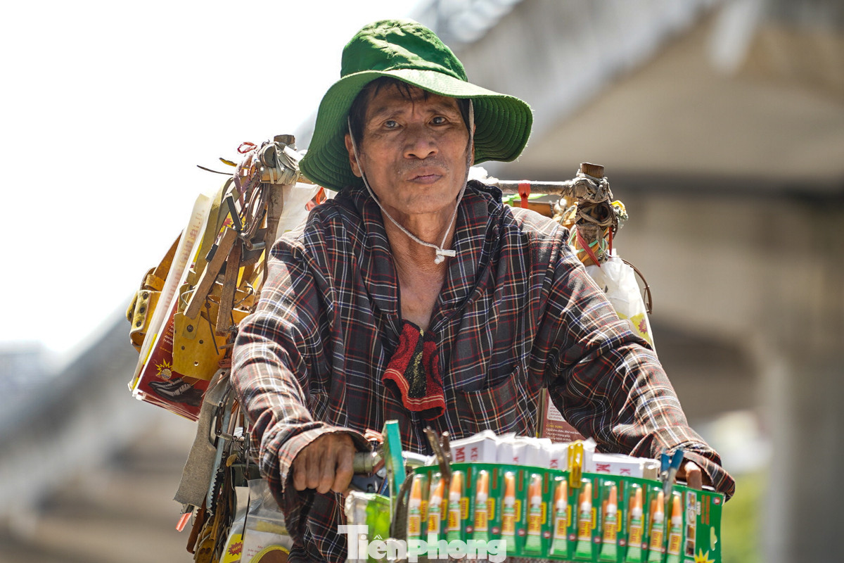Một người đàn ông bán hàng rong, trên ngực áo luôn sẵn một chiếc khăn để lau những giọt mồ hôi lăn dài trên mặt trong lúc thời tiết nắng nóng.