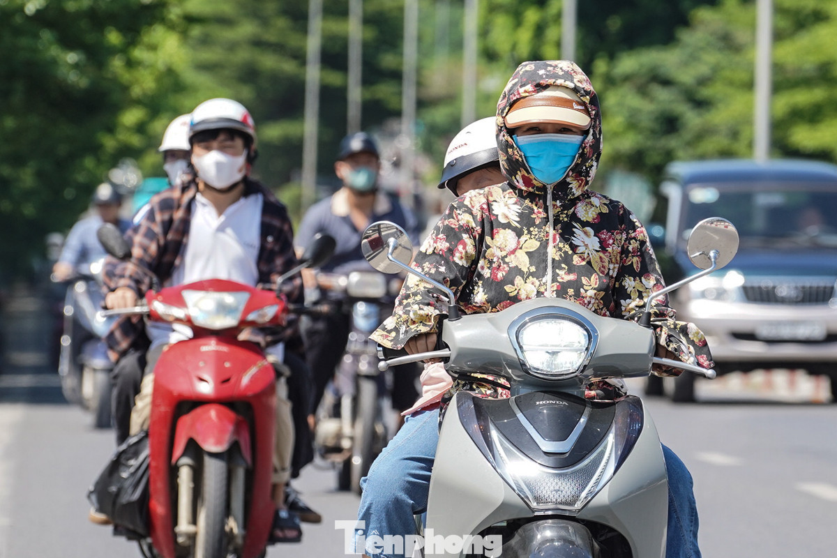 Hôm nay(10/8) , miền Bắc đang trải qua đỉnh điểm nắng nóng trong đợt này, với nhiệt độ nhiều nơi có thể lên tới 37-40 độ C. Ngay từ đầu giờ sáng, người dân Hà Nội đã cảm nhận rõ sự oi bức, nắng nóng gay gắt khi ra đường.