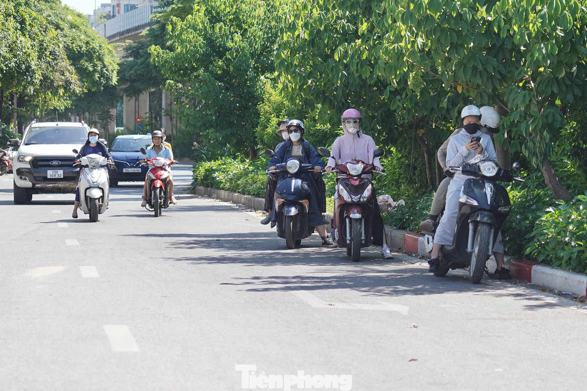 Lúc dừng đèn đỏ, nhiều phương tiện "núp" vào nơi có bóng mát để tránh nắng.