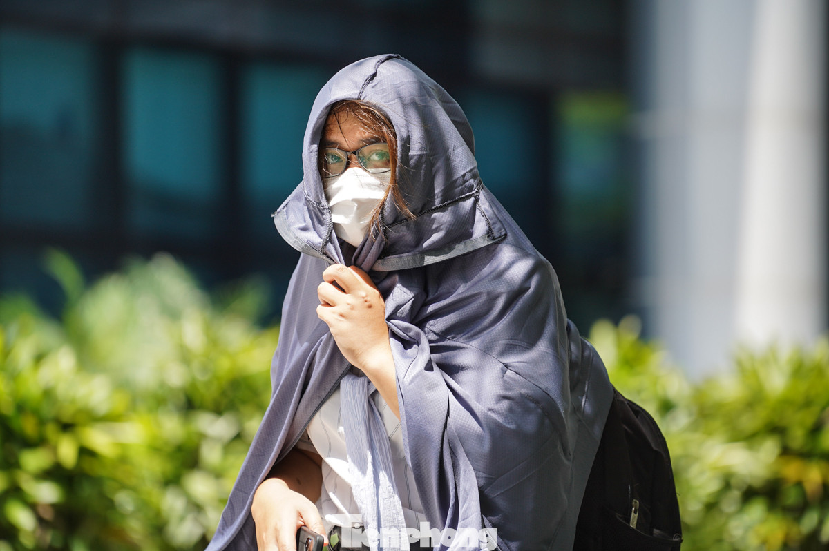 Người mang ô, người trùm kín mít...