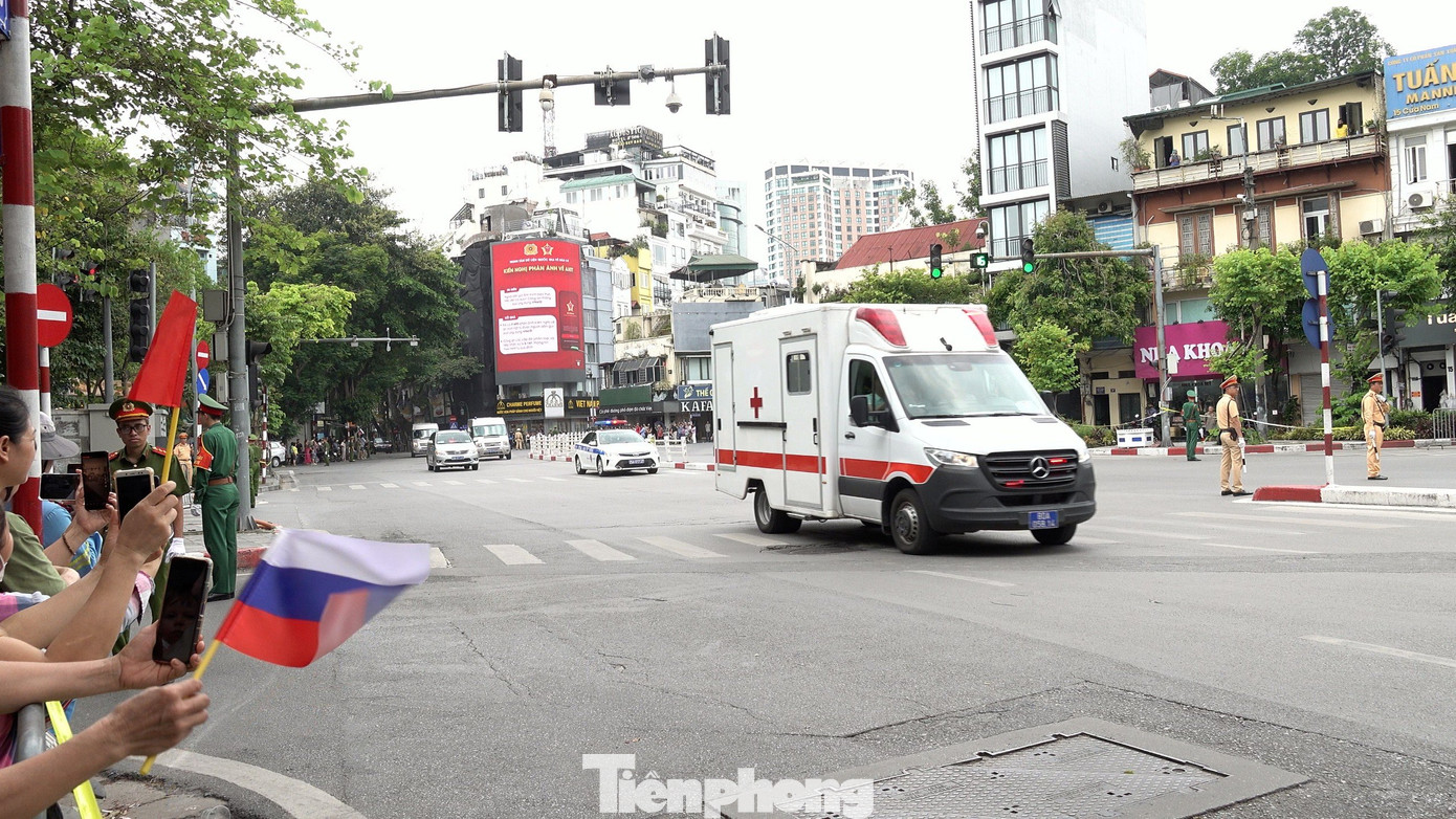 Xe cứu thương luôn có mặt ở phía sau các đoàn xe ngoại giao để bảo đảm các vấn đề liên quan đến sức khoẻ.