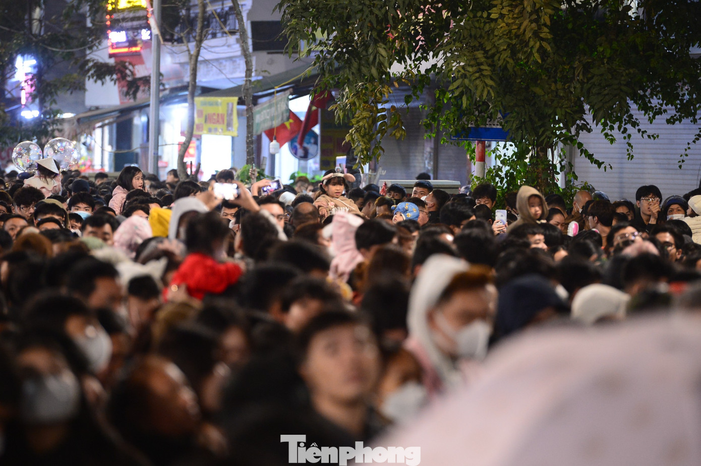 Biển người chen chân xem màn trình diễn ánh sáng nghệ thuật ở Hồ Tây. Biển người chen chân xem màn trình diễn ánh sáng nghệ thuật ở Hồ Tây.