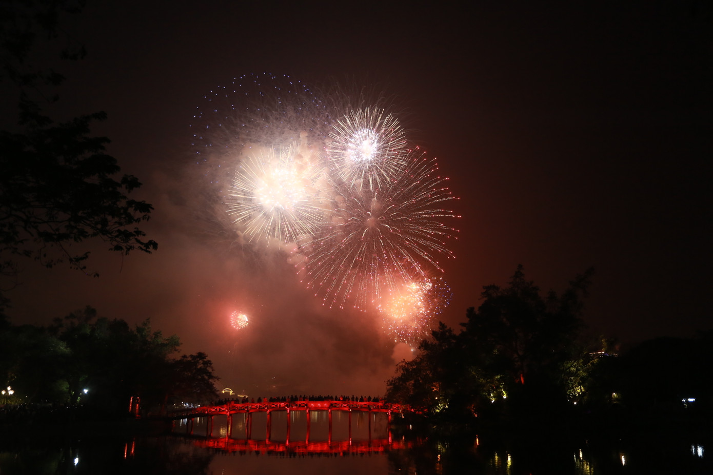 Pháo hoa đầy màu sắc trên nền trời đêm Thủ đô. Pháo hoa đầy màu sắc trên nền trời đêm Thủ đô.