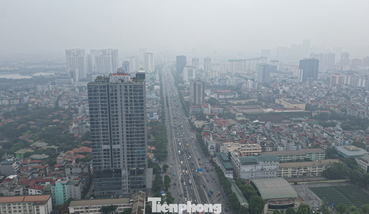 Lúc gần 10 giờ, đường Phạm Văn Đồng bị bao phủ bởi màn sương mù.