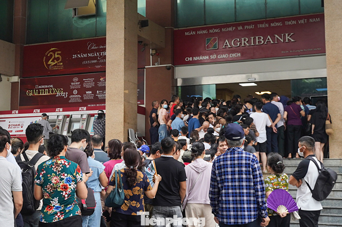 Sáng nay 7/6, 4 ngân hàng thương mại là Agribank, VietinBank, Vietcombank, BIDV và công ty TNHH MTV Vàng bạc Đá quý Sài Gòn (SJC) tiếp tục mở cửa các điểm bán vàng bình ổn thị trường. Sáng nay 7/6, 4 ngân hàng thương mại là Agribank, VietinBank, Vietcombank, BIDV và công ty TNHH MTV Vàng bạc Đá quý Sài Gòn (SJC) tiếp tục mở cửa các điểm bán vàng bình ổn thị trường.