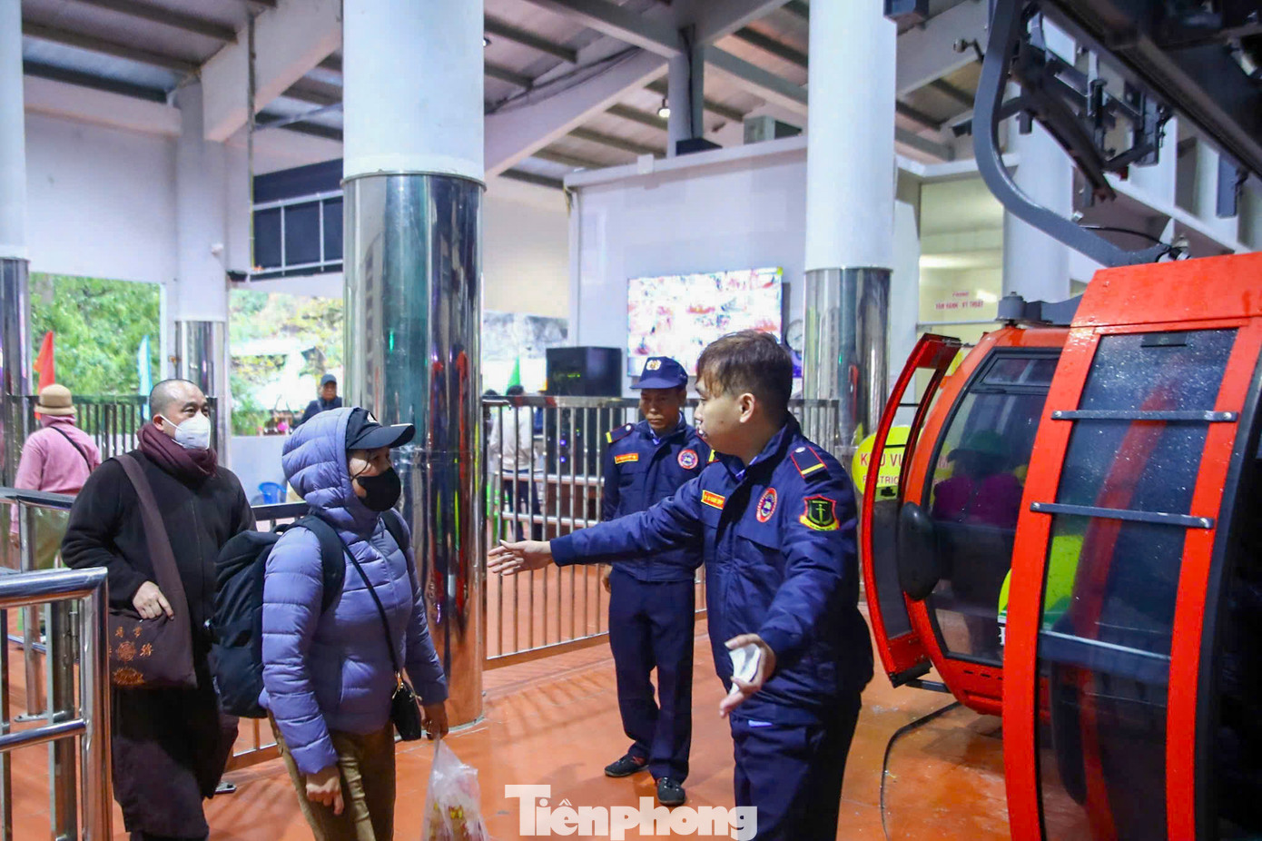 Người dân và du khách đi cáp treo lên động Hương Tích không cần phải xếp hàng, giá vé cáp treo khứ hồi là 220.000 đồng/người.