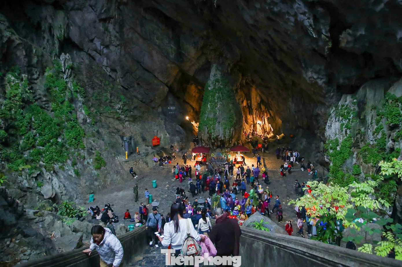 Bên trong động Hương Tích thưa thớt, đây cũng là hình ảnh hiếm thấy trong vài năm trở lại đây.