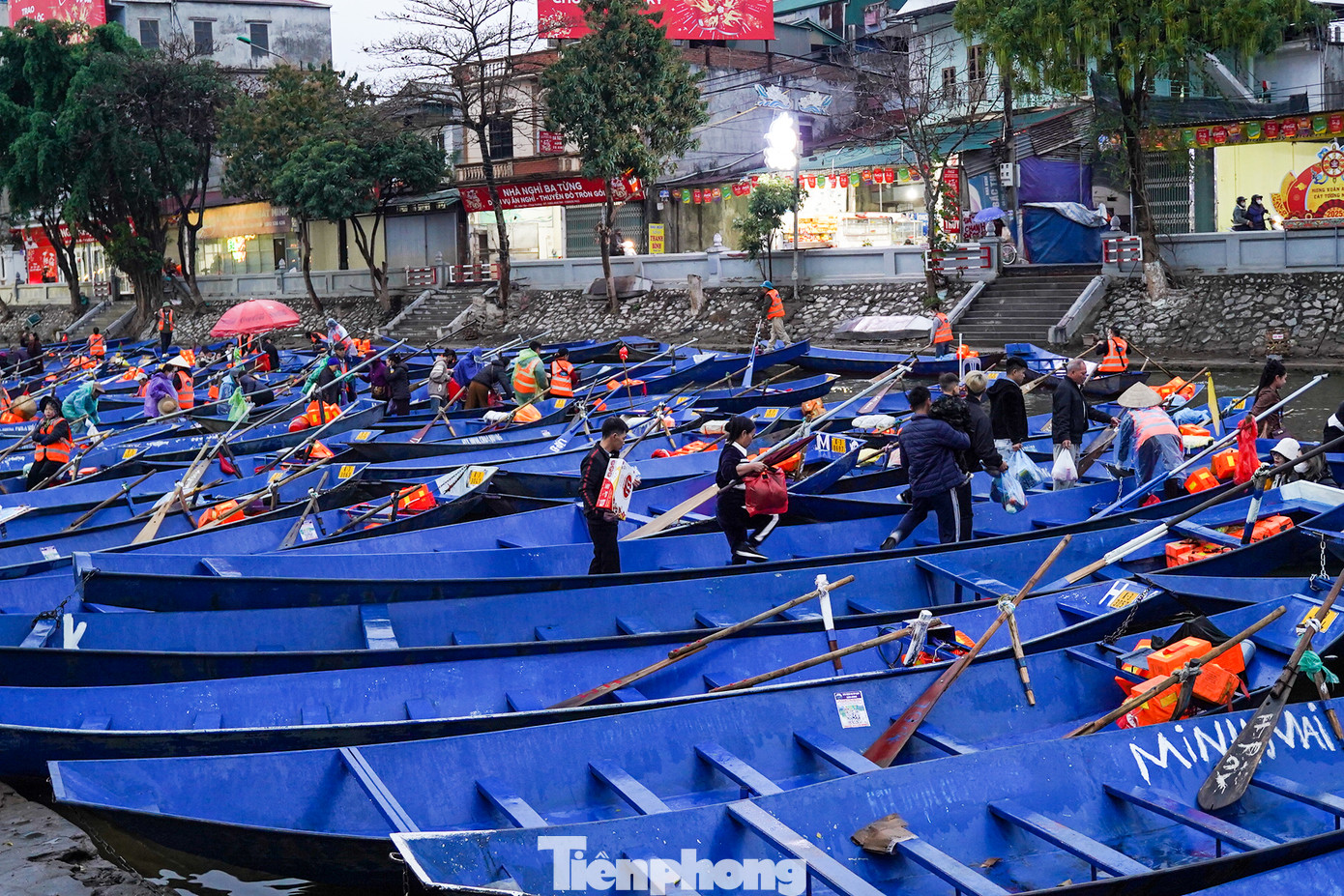 Theo ghi nhận của Tiền Phong, khác với cảnh chen chúc như những năm trước và trong 4 ngày Tết Ất Tỵ, ngày khai hội chùa Hương năm nay vắng vẻ.