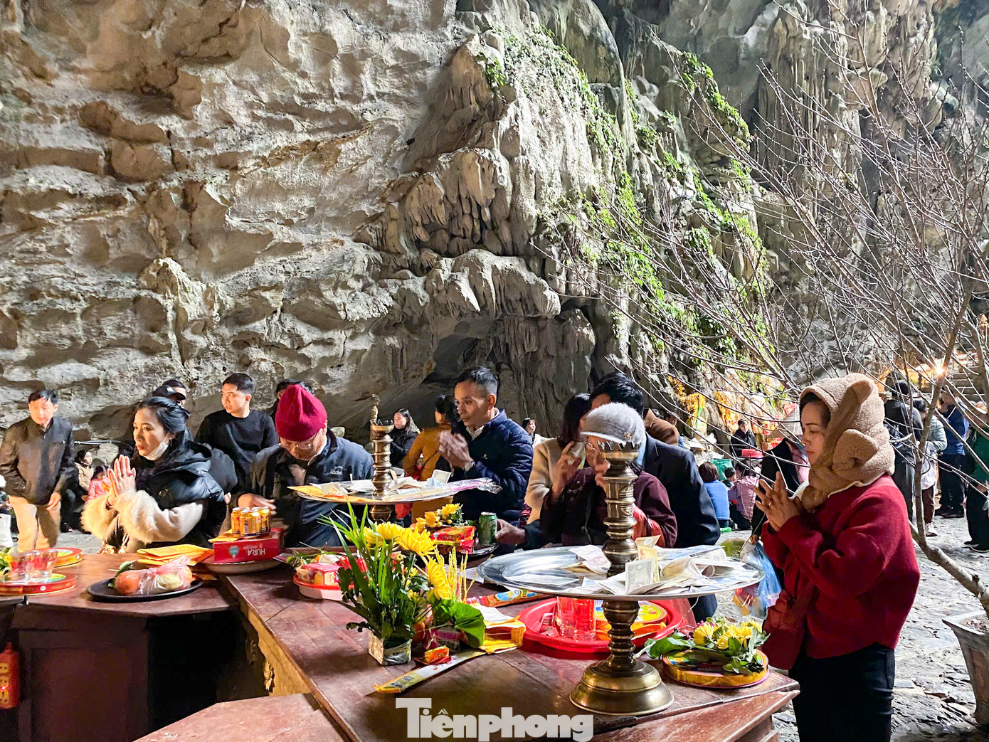 Bên trong động Hương Tích thưa thớt, đây cũng là hình ảnh hiếm thấy trong vài năm trở lại đây.