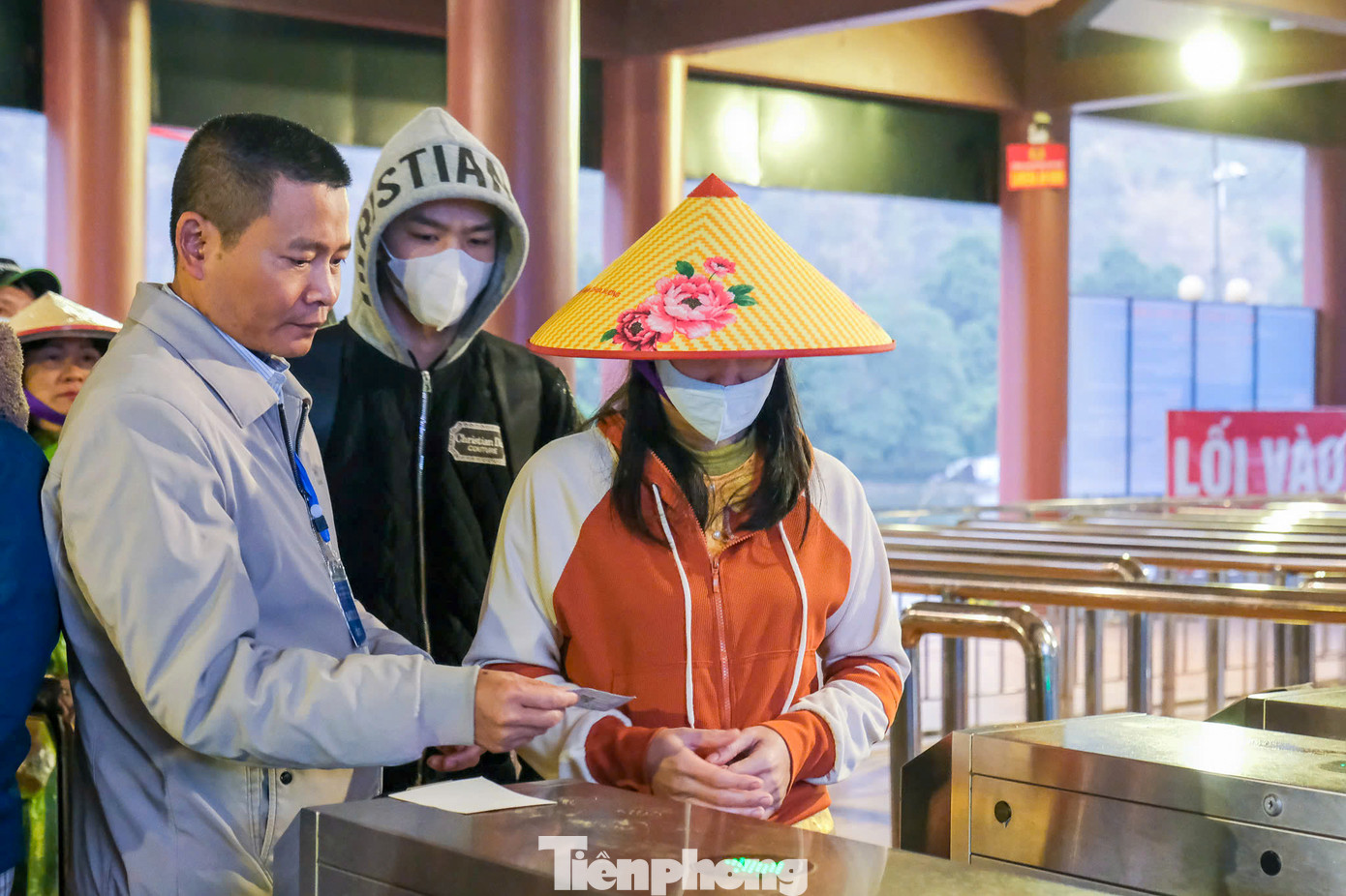 Người dân và du khách đi cáp treo lên động Hương Tích không cần phải xếp hàng, giá vé cáp treo khứ hồi là 220.000 đồng/người.