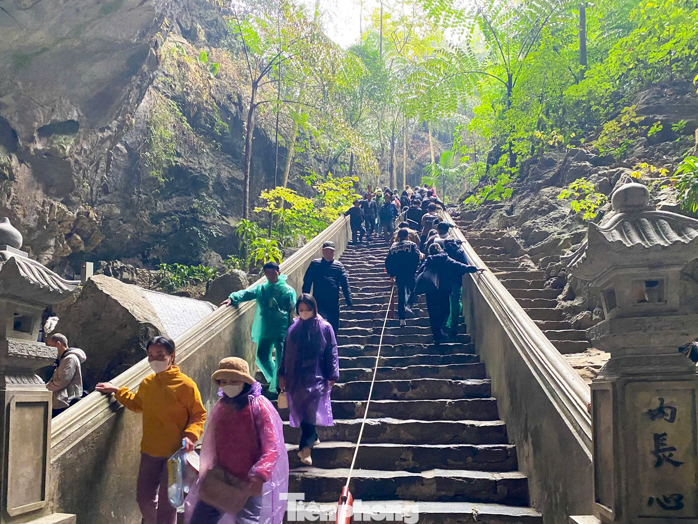 Bên trong động Hương Tích thưa thớt, đây cũng là hình ảnh hiếm thấy trong vài năm trở lại đây.