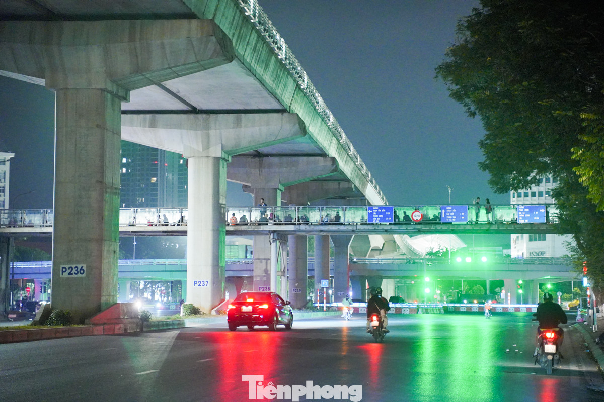 Cầu vượt bộ hành được xây dựng nhằm đảm bảo an toàn giao thông, giảm ùn tắc ở những tuyến đường lớn trên địa bàn Hà Nội. Tuy nhiên, một bộ phận giới trẻ lại sử dụng cầu vượt này làm nơi tụ tập vui chơi, ăn uống.