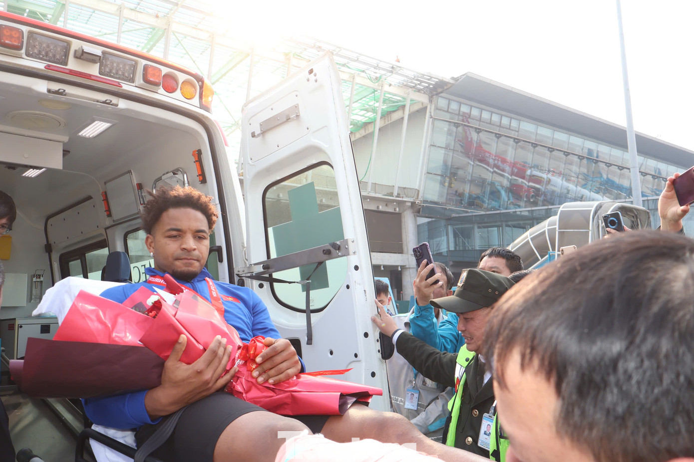 Xuân Son gặp chấn thương nặng trong trận chung kết lượt về ASEAN Cup 2024 tối 5/1. Ngay khi xuống sân bay, anh được các bác sĩ đưa về điều trị tại Bệnh viện Đa khoa Quốc tế Vinmec.