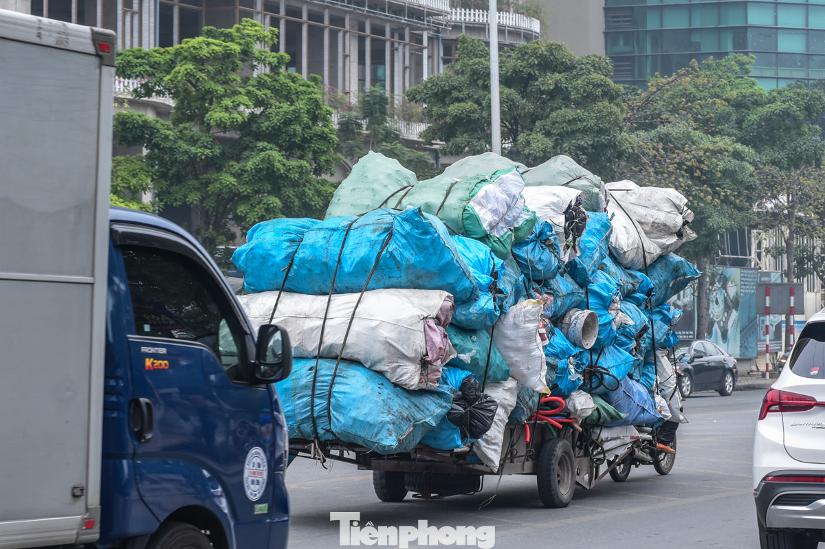 Hàng hoá cồng kềnh che hết tầm nhìn của các phương tiện phía sau. Hàng hoá cồng kềnh che hết tầm nhìn của các phương tiện phía sau.