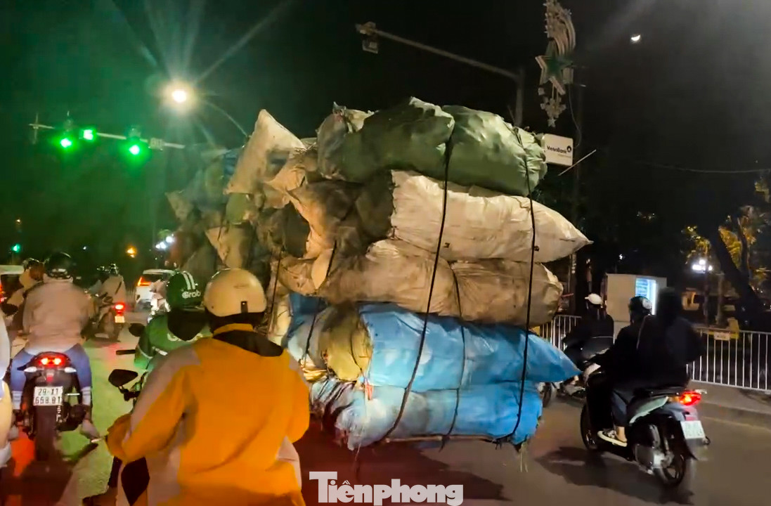 Rất nhiều người đi đường lo lắng khi chứng kiến những chiếc xe máy chở hàng quá khổ phóng nhanh, vượt ẩu trên đường. Rất nhiều người đi đường lo lắng khi chứng kiến những chiếc xe máy chở hàng quá khổ phóng nhanh, vượt ẩu trên đường.