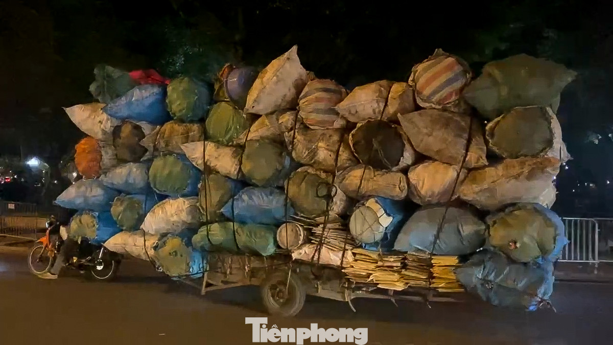 Rất nhiều người đi đường lo lắng khi chứng kiến những chiếc xe máy chở hàng quá khổ phóng nhanh, vượt ẩu trên đường. Rất nhiều người đi đường lo lắng khi chứng kiến những chiếc xe máy chở hàng quá khổ phóng nhanh, vượt ẩu trên đường.