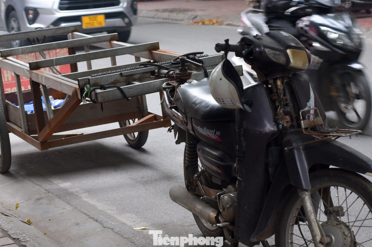 Điểm chung của những phương tiện này là không còi, không gương, không biển số, phần yên được chế lại để có thể liên kết với chiếc xe kéo chở hàng. Điểm chung của những phương tiện này là không còi, không gương, không biển số, phần yên được chế lại để có thể liên kết với chiếc xe kéo chở hàng.