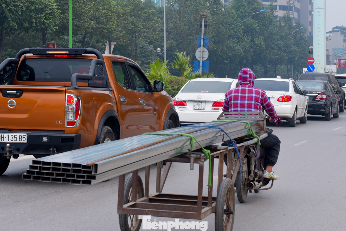 Những thanh sắt thép dài 5 - 6 m được chở bằng xe máy như cái bẫy rình rập người xung quanh. Những thanh sắt thép dài 5 - 6 m được chở bằng xe máy như cái bẫy rình rập người xung quanh.