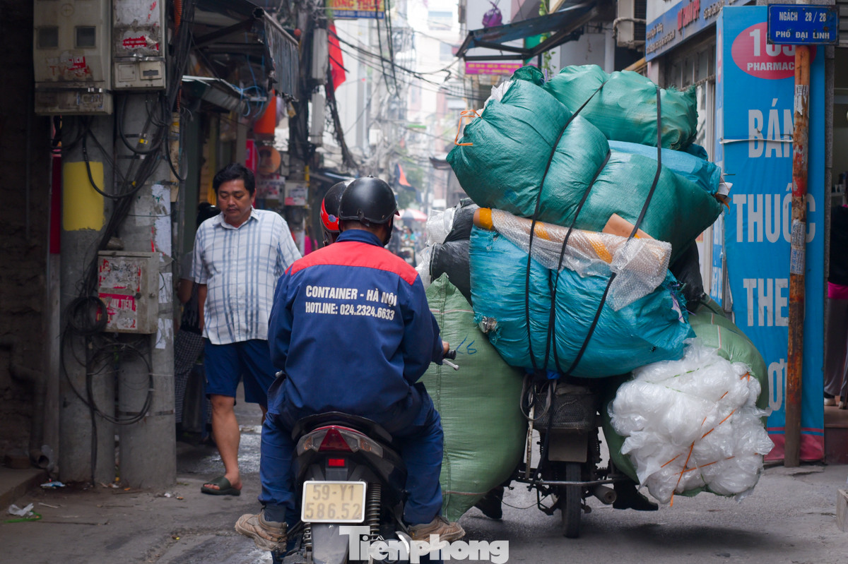Tại các ngõ nhỏ, các xe chở hàng hoá cồng kềnh "bịt kín" hết lối đi. Tại các ngõ nhỏ, các xe chở hàng hoá cồng kềnh "bịt kín" hết lối đi.