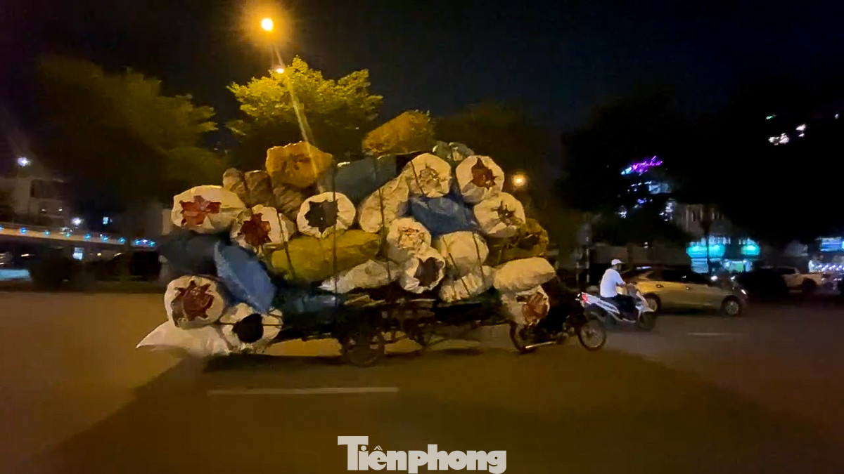 Không chỉ ban ngày, về đêm, các phương tiện này còn tung hoành hơn trên đường phố Hà Nội. Không chỉ ban ngày, về đêm, các phương tiện này còn tung hoành hơn trên đường phố Hà Nội.