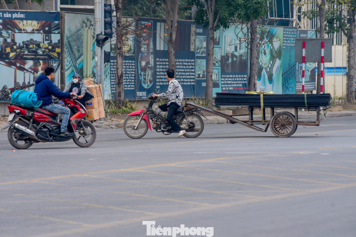 Ông Nguyễn Hoàng (quận Thanh Xuân, Hà Nội) chia sẻ: "Tình trạng những chiếc xe máy chở đồ cồng kềnh thường xuyên diễn ra, gây bức xúc rất nhiều, tôi chứng kiến không ít vụ tai nạn xảy ra bởi các phương tiện trên". Ông Nguyễn Hoàng (quận Thanh Xuân, Hà Nội) chia sẻ: "Tình trạng những chiếc xe máy chở đồ cồng kềnh thường xuyên diễn ra, gây bức xúc rất nhiều, tôi chứng kiến không ít vụ tai nạn xảy ra bởi các phương tiện trên".