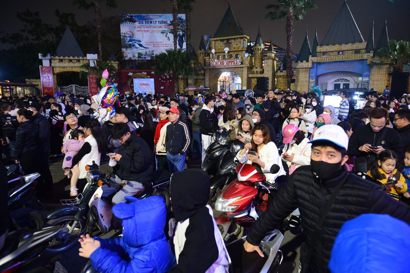 Kết thúc màn trình diễn, dòng người khó khăn để rời phố đi bộ Trịnh Công Sơn. Kết thúc màn trình diễn, dòng người khó khăn để rời phố đi bộ Trịnh Công Sơn.