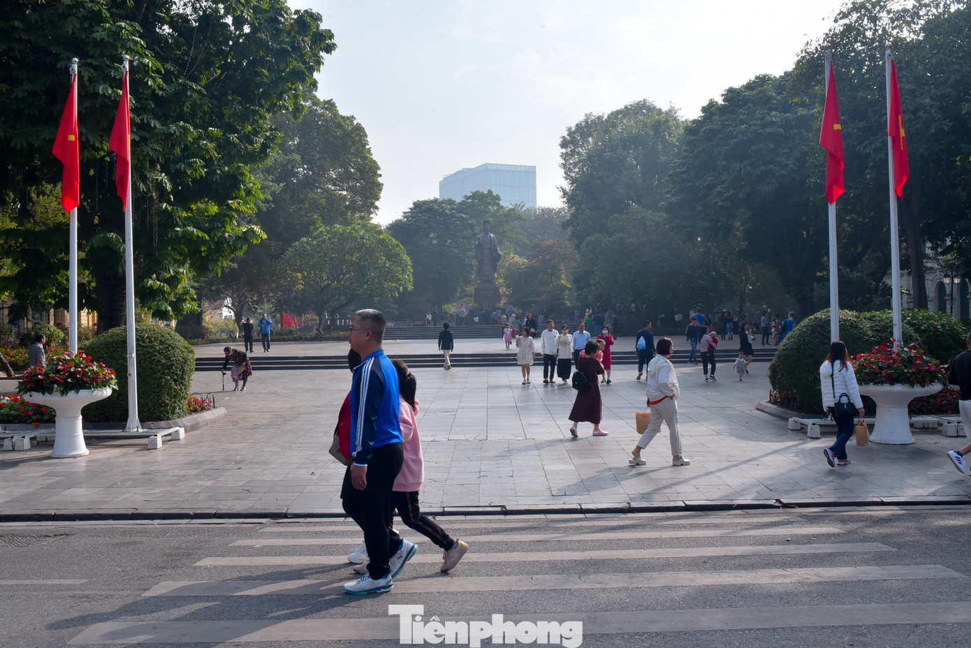 Vườn hoa Lý Thái Tổ cũng có nhiều người ghé qua sáng sớm.