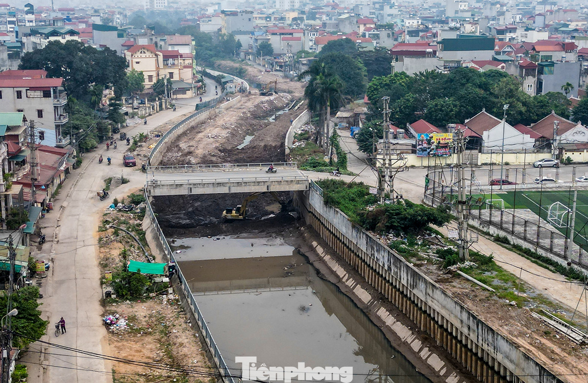 Các hạng mục thi công tại đường Ngô Quyền (La Khê, Hà Đông) nằm trong dự án cải thiện hệ thống tiêu nước khu vực phía Tây Hà Nội được khởi công vào cuối năm 2015 với tổng mức đầu tư hơn 7.400 tỷ đồng. Đây là một trong những công trình trọng điểm của Thủ đô với 2 hạng mục chính là cụm công trình đầu mối trạm bơm tiêu Yên Nghĩa và cứng hóa kênh La Khê dẫn nước về bể hút. Các hạng mục thi công tại đường Ngô Quyền (La Khê, Hà Đông) nằm trong dự án cải thiện hệ thống tiêu nước khu vực phía Tây Hà Nội được khởi công vào cuối năm 2015 với tổng mức đầu tư hơn 7.400 tỷ đồng. Đây là một trong những công trình trọng điểm của Thủ đô với 2 hạng mục chính là cụm công trình đầu mối trạm bơm tiêu Yên Nghĩa và cứng hóa kênh La Khê dẫn nước về bể hút.