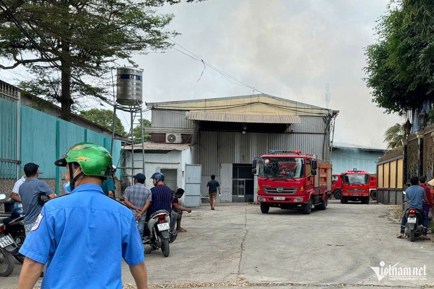 Nhiều xe chữa cháy có đến hiện trường chia làm nhiều mũi khống chế đám cháy. Ảnh: Hoàng Anh Nhiều xe chữa cháy có đến hiện trường chia làm nhiều mũi khống chế đám cháy. Ảnh: Hoàng Anh