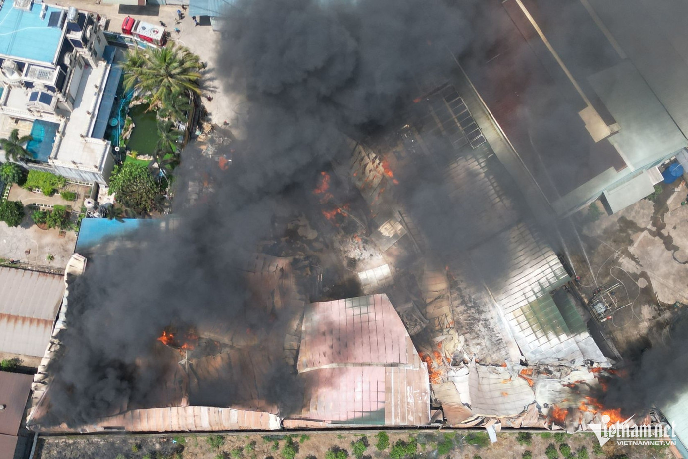 Hàng nghìn m2 diện tích nhà xưởng bị thiêu rụi. Ảnh: Hoàng Anh Hàng nghìn m2 diện tích nhà xưởng bị thiêu rụi. Ảnh: Hoàng Anh