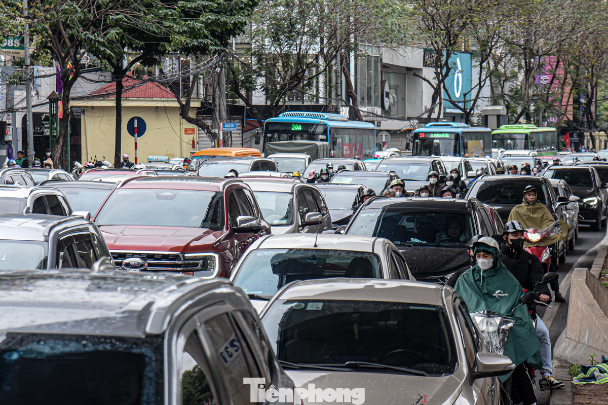 Sáng sớm nay (29/2), không khí lạnh tăng cường tiếp tục ảnh hưởng đến thời tiết ở Hà Nội, mưa nhỏ kèm gió rét, nền nhiệt dao động trong khoảng 13 -16 độ C) ảnh hưởng đến việc đi lại và cuộc sống sinh hoạt của người dân.