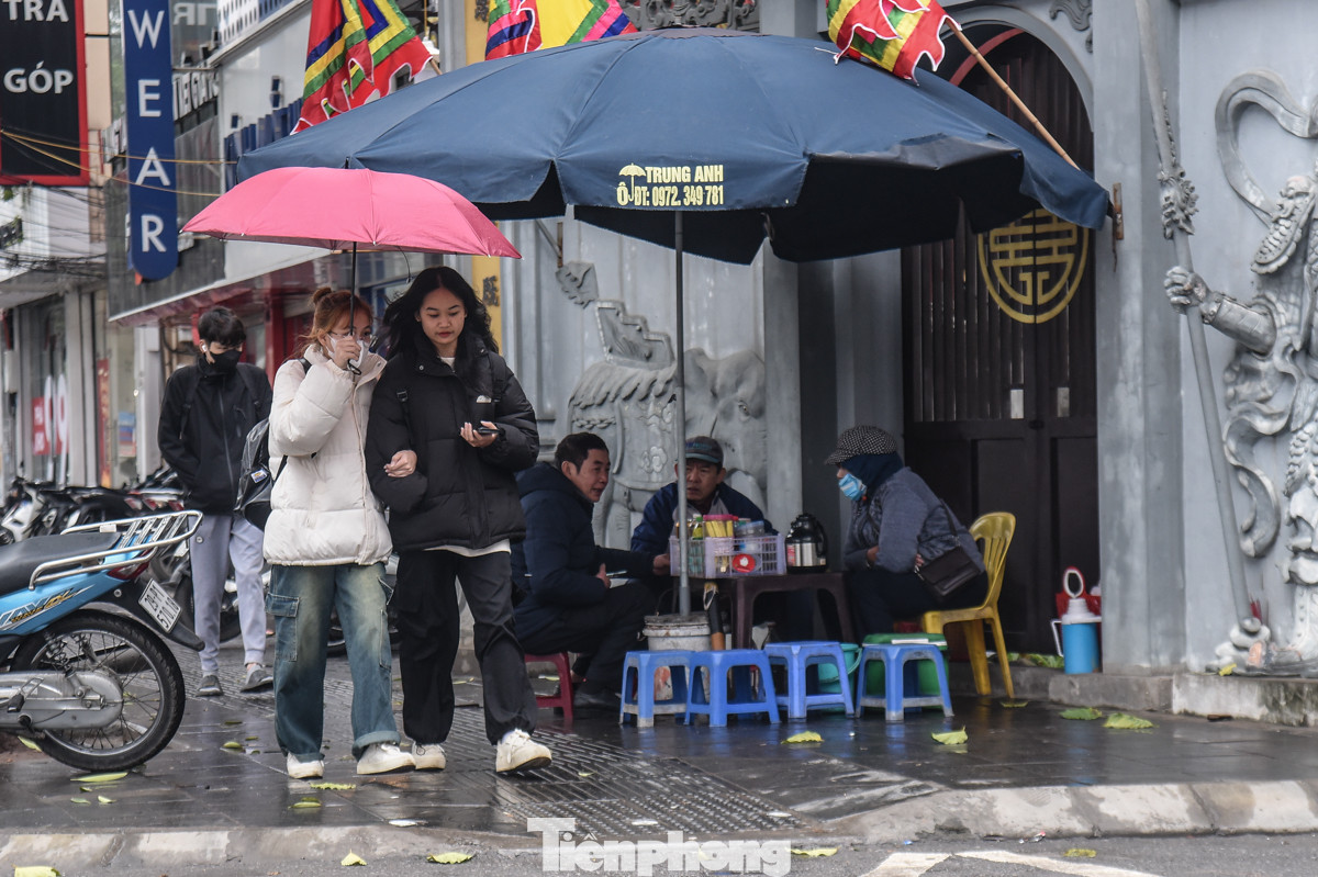 Nhiệt độ giảm sâu cùng với những cơn mưa phùn khiến mọi người đều cảm thấy lạnh buốt khi ra đường.