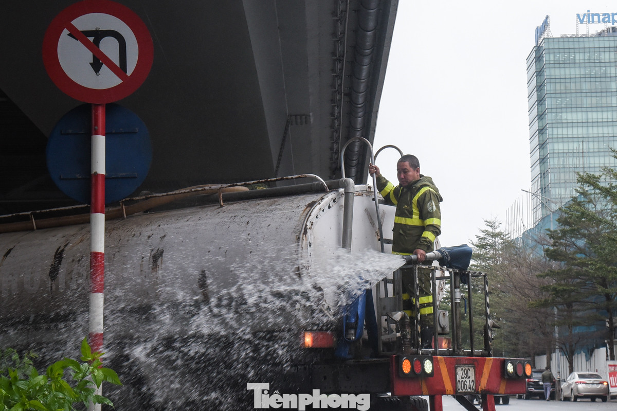 Bất kể mưa hay lạnh, những nhân viên môi trường vẫn cần mẫn thực hiện nhiệm vụ của mình.