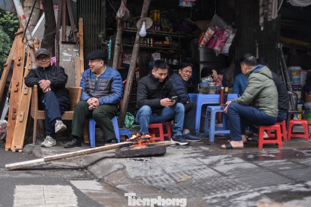 Nhâm nhi ly trà đá bên đốm lửa nhỏ trong tiết trời lạnh là thú vui của nhiều người.
