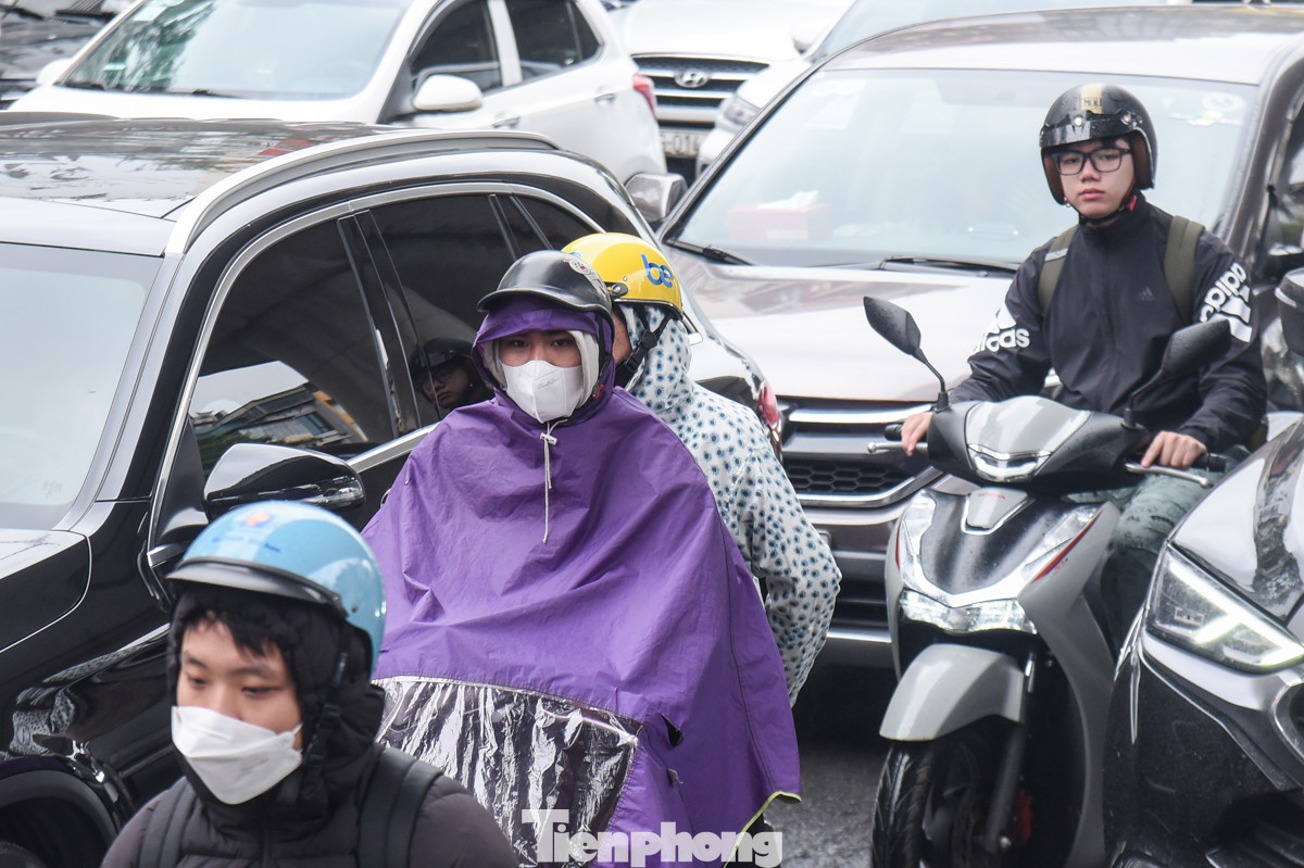 Sáng sớm nay (29/2), không khí lạnh tăng cường tiếp tục ảnh hưởng đến thời tiết ở Hà Nội, mưa nhỏ kèm gió rét, nền nhiệt dao động trong khoảng 13 -16 độ C) ảnh hưởng đến việc đi lại và cuộc sống sinh hoạt của người dân.