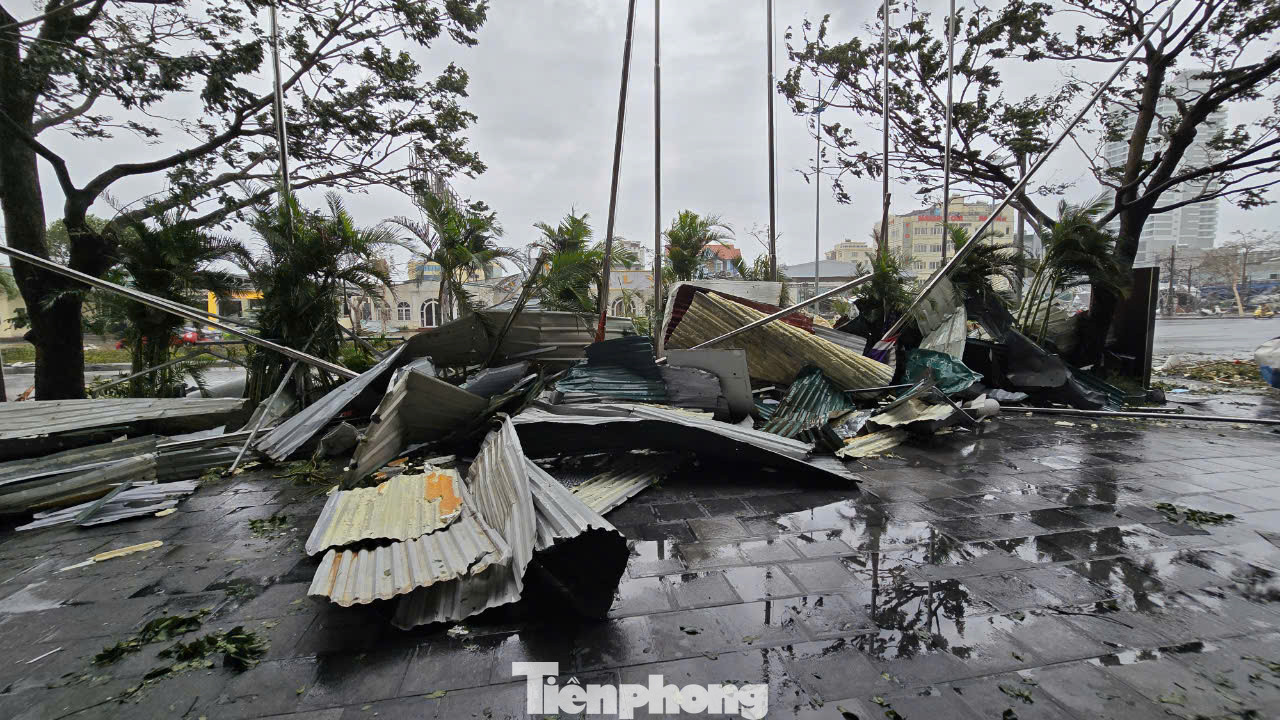 Quang cảnh tại Bãi Cháy sáng nay không ai nhận ra. Những con đường quen thuộc giờ đây bị bao phủ bởi cây cối gãy đổ, mái tôn, biển quảng cáo bay tứ tung.