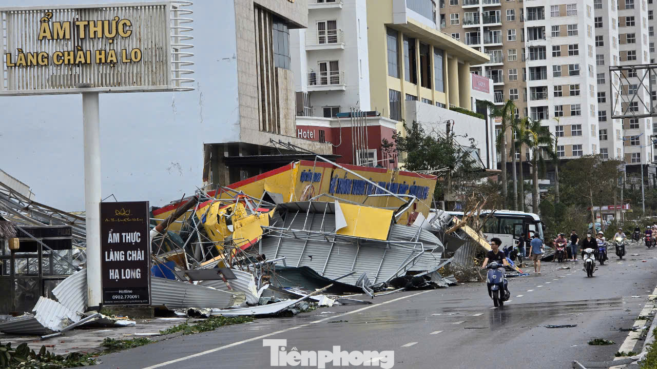 Bão số 3 với sức gió giật lên tới cấp 12 quét qua thành phố biển thành phố Hạ Long (Quảng Ninh) để lại một cảnh tượng tan hoang chưa từng có.