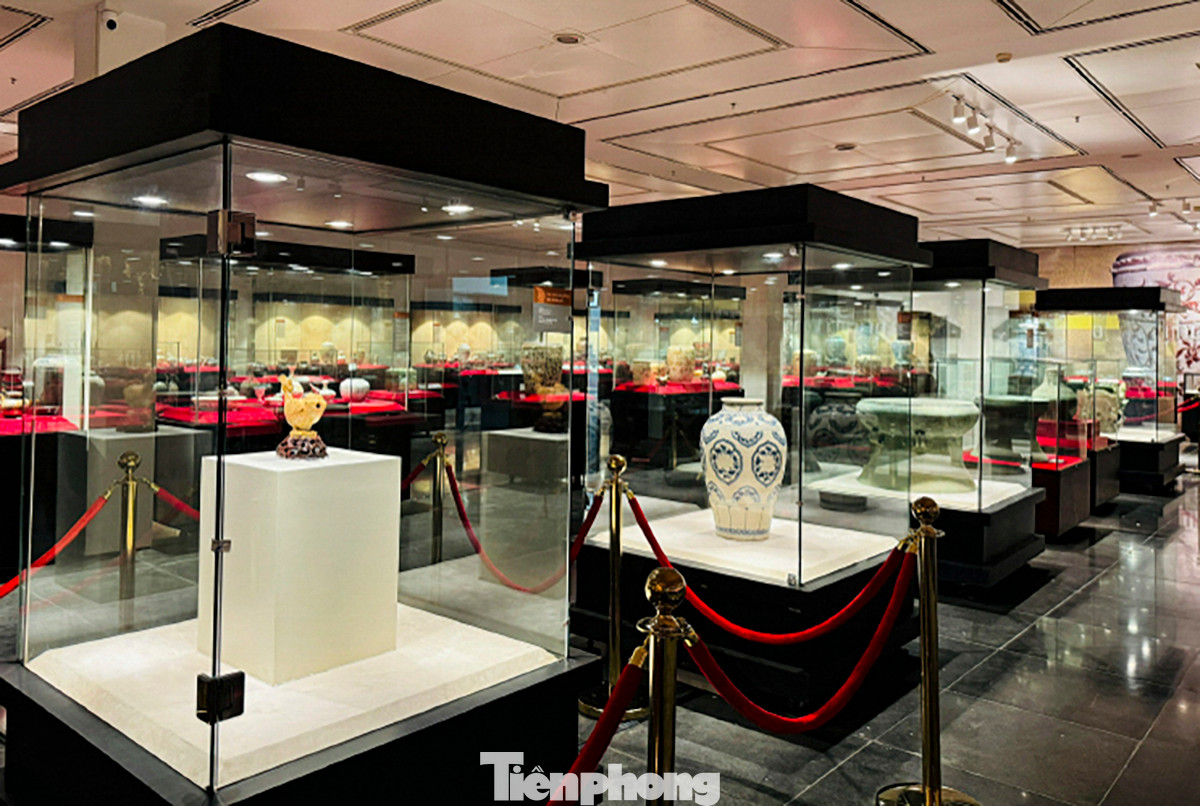 Những cổ vật trưng bày tại triển lãm có niên đại từ nhiều thời kỳ khác nhau, trải dài từ các triều đại phong kiến Việt Nam như Lý, Trần, Lê đến Nguyễn. Mỗi cổ vật không chỉ phản ánh nét đẹp văn hóa mà còn là minh chứng cho sự phát triển của kỹ thuật chế tác và nghệ thuật qua từng giai đoạn lịch sử.