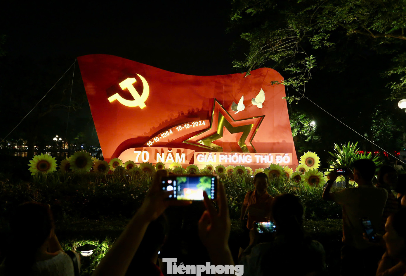 Cờ đỏ sao vàng, cờ búa liềm được trang trí cách điệu, đôi chim bồ câu biểu tượng cho Hà Nội - Thành phố vì hòa bình.