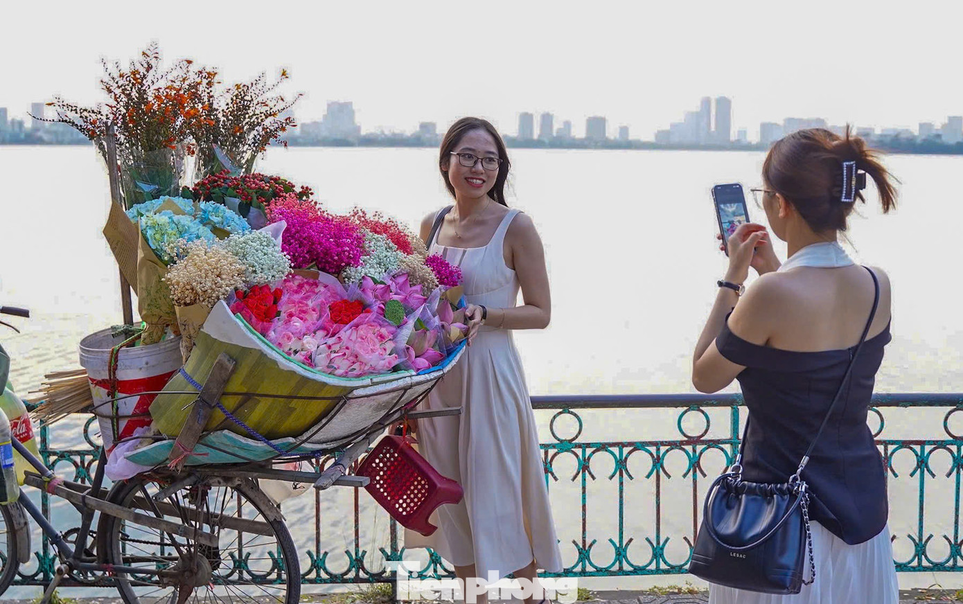 Các "nàng thơ" thường chọn những trang phục với tông nhẹ nhàng, nhã nhặn để check-in thu Hà Nội.