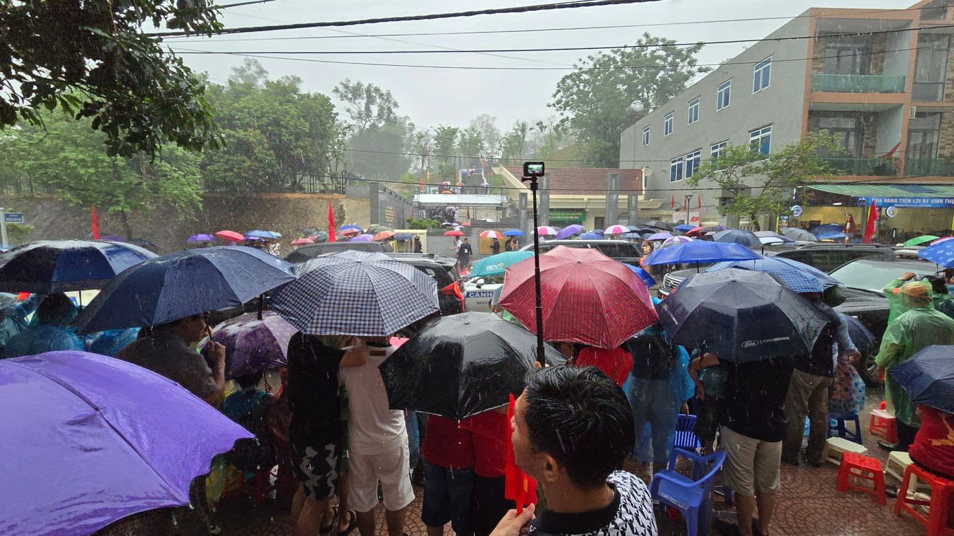 Khoảng 7h, trước khi diễn ra buổi lễ chính thức, trời mưa nặng hạt.