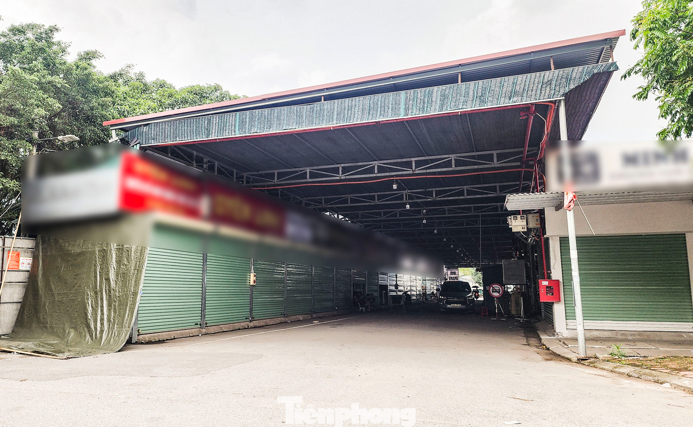 Khung cảnh vắng lặng tại chợ thời trang được cho là lớn nhất miền Bắc. Khung cảnh vắng lặng tại chợ thời trang được cho là lớn nhất miền Bắc.