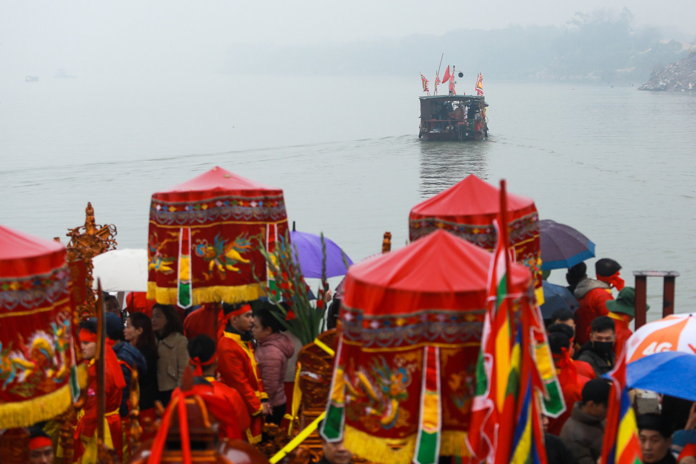 Ông Nguyễn Hoàng Tùng - Đại diện Ban Tổ chức lễ hội truyền thống làng Kim Lan cho biết: "Có 3 chiếc thuyền chở người, kiệu đi một vòng trên sông Hồng quanh địa phận thuyền lệnh sẽ đi đầu để thực hiện lễ cúng và múc nước."