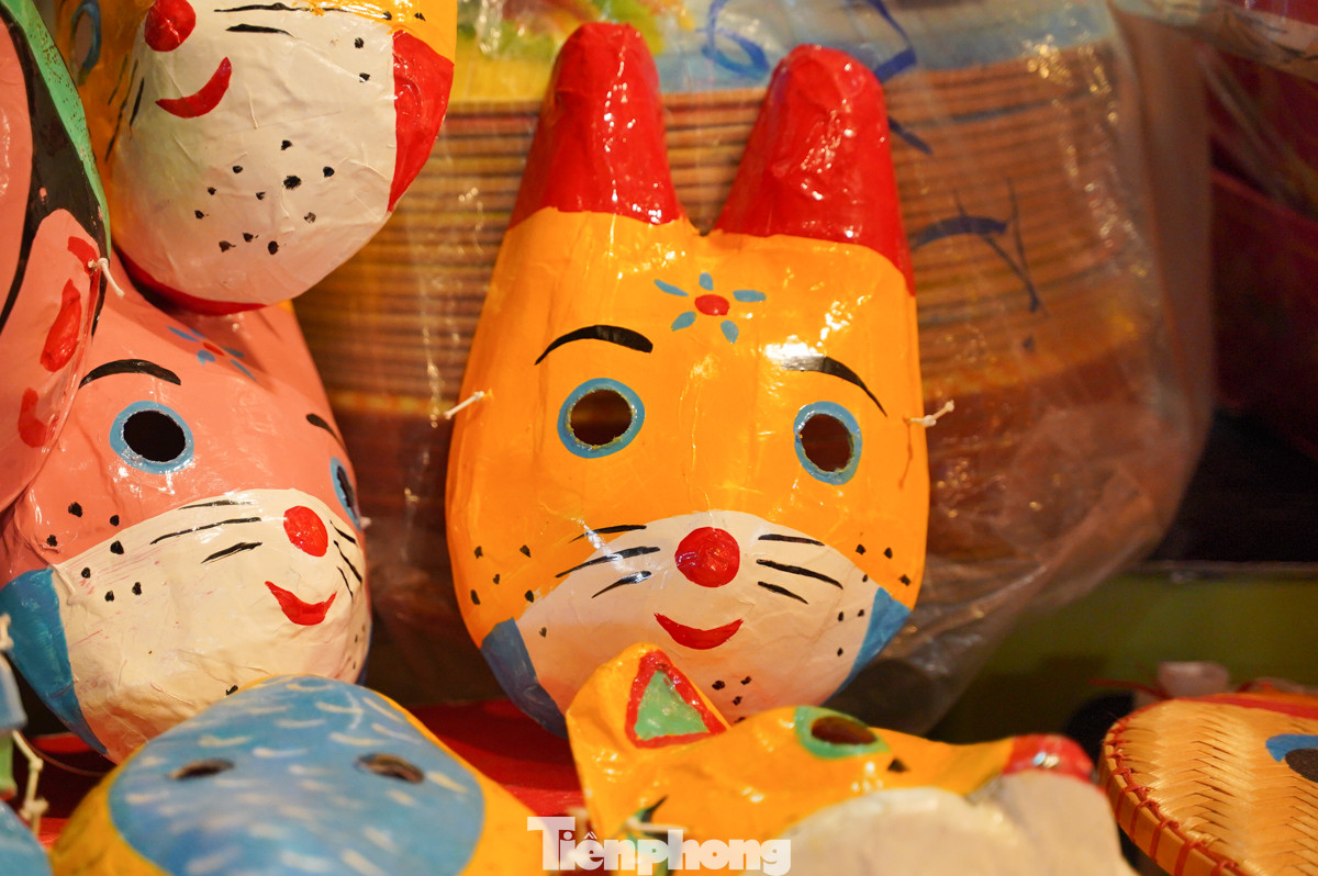 Mặt nạ giấy bồi thủ công của vợ chồng ông Hòa được trưng bày nổi bật tại nhiều cửa hàng trên phố Hàng Mã, thu hút sự chú ý của đông đảo người qua lại.