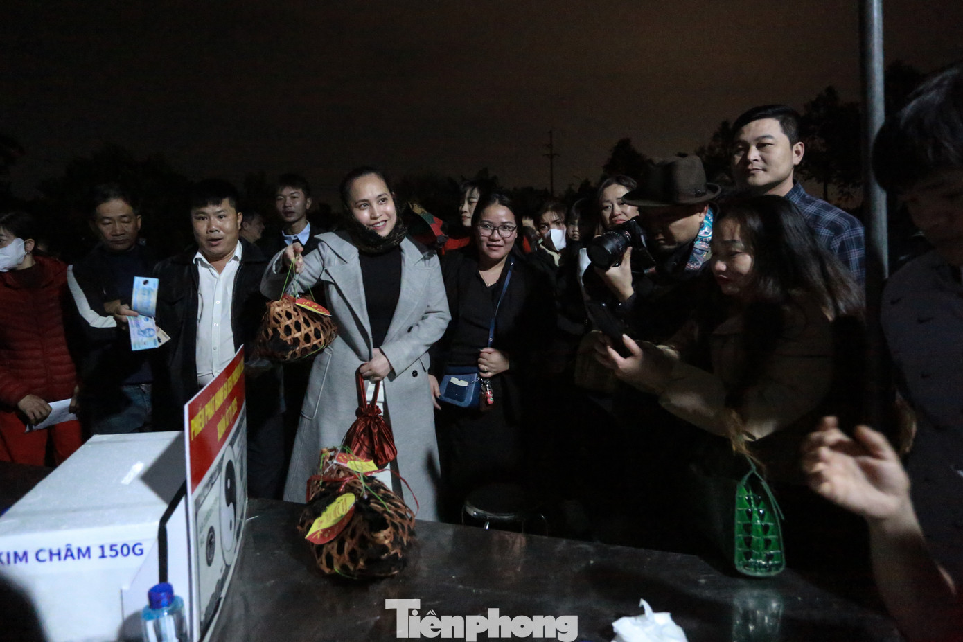 Gà đen được bán ở chợ không quy định giá bán, người mua tự trả "tuỳ tâm" để rước may mắn về nhà.